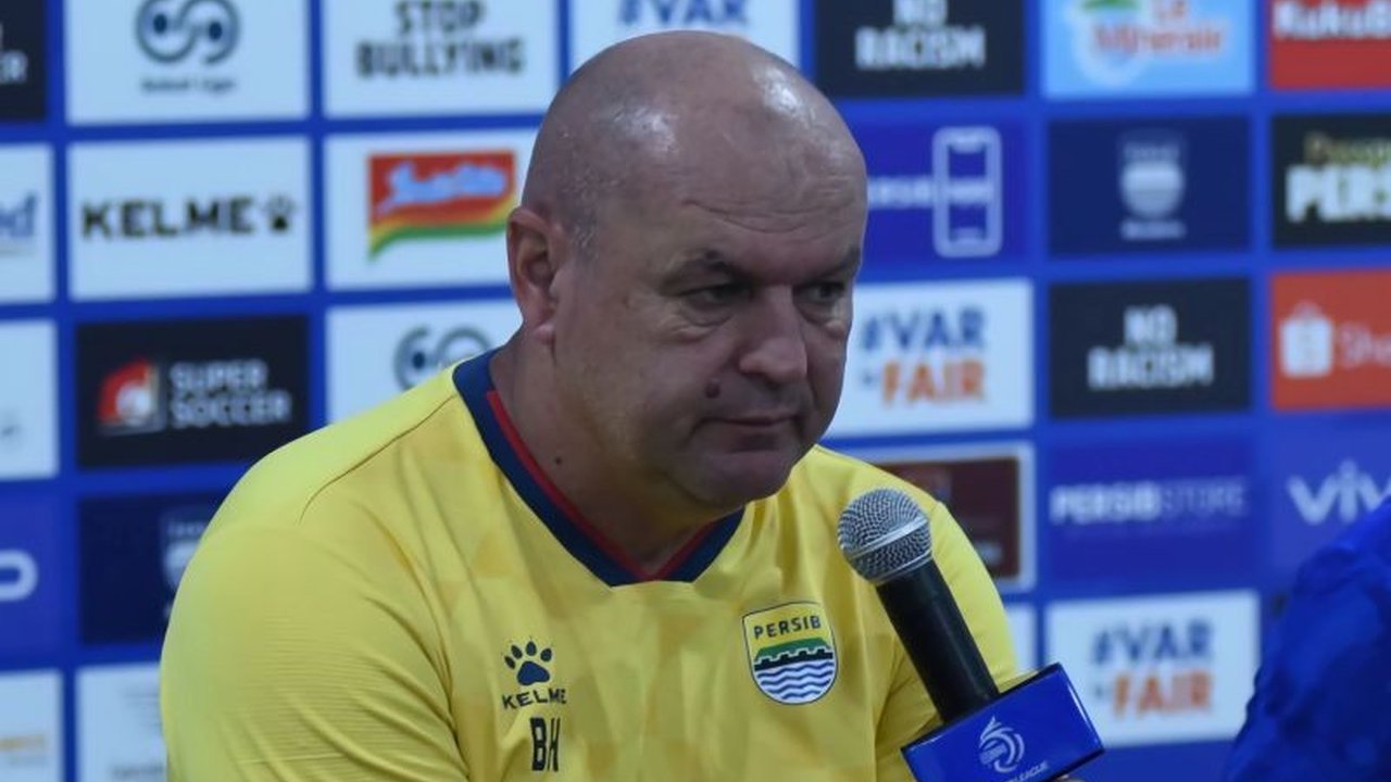 Pelatih Persib Bandung, Bojan Hodak, secara tegas meminta Larangan Flare Bobotoh saat menjamu PSM Makassar demi menghindari sanksi dan menjaga ketertiban stadion.