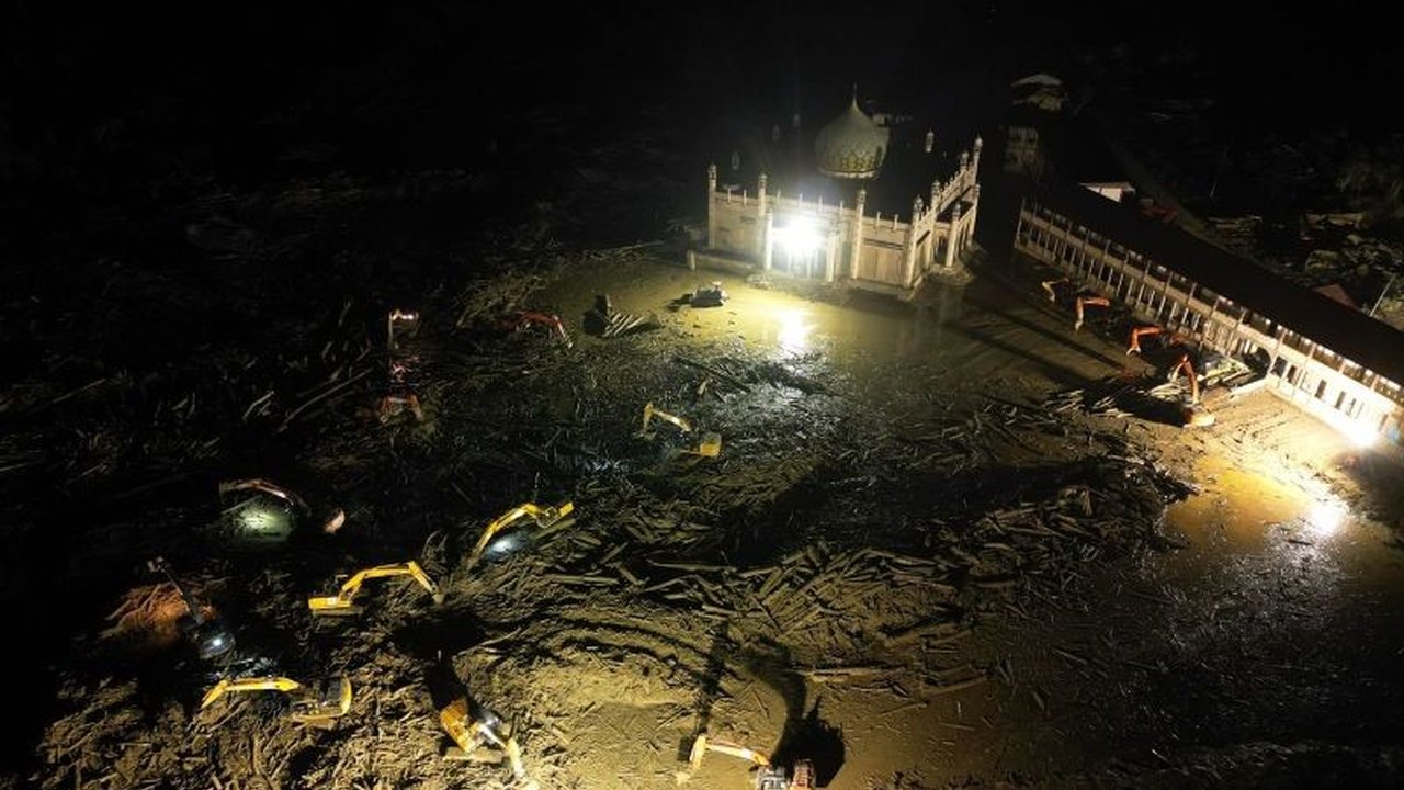 Upaya Pembersihan Pesantren Darul Mukhlisin Aceh pascabanjir terus dikebut pada malam hari, membuka akses vital dan membersihkan material sisa banjir di Aceh Tamiang.