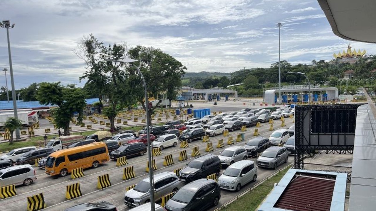 Kondisi Arus Mudik Bakauheni pada H+2 Natal 2025 terpantau ramai lancar, dengan belasan ribu penumpang menyeberang ke Jawa di tengah imbauan cuaca ekstrem.