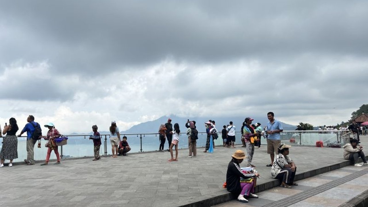 Kepala Dispar Bali membantah narasi kunjungan wisatawan Nataru ke Pulau Dewata kalah dari DI Yogyakarta, menegaskan fokus pada pariwisata berkualitas dan data kunjungan yang terus meningkat.