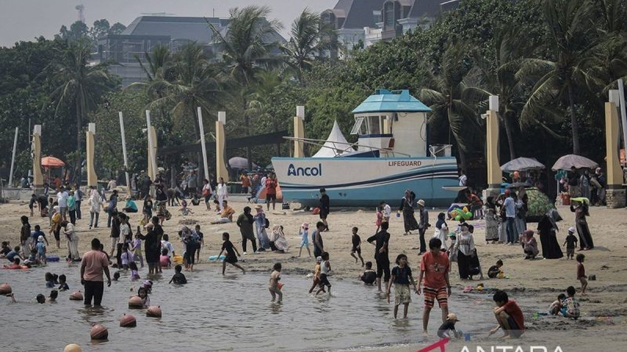 Kawasan wisata Ancol dipadati puluhan ribu pengunjung selama Libur Natal 2025, dengan jumlah mencapai 46.500 orang pada Sabtu, 27 Desember, dan puncak kunjungan diprediksi pada malam pergantian tahun.