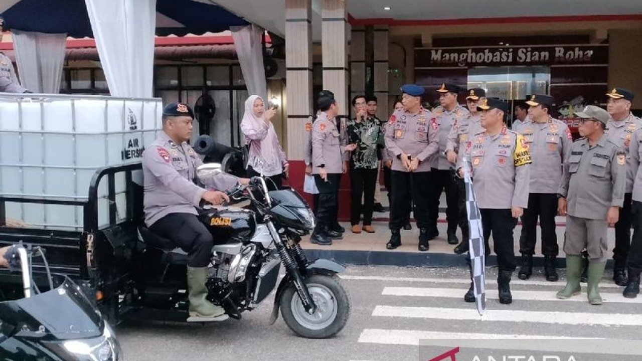 Polri menyalurkan Bantuan Polri Tapteng berupa logistik dan alat berat ke lima kecamatan di Tapanuli Tengah untuk mempercepat pemulihan pasca-bencana banjir dan longsor. Simak detail upaya pemulihan ini.