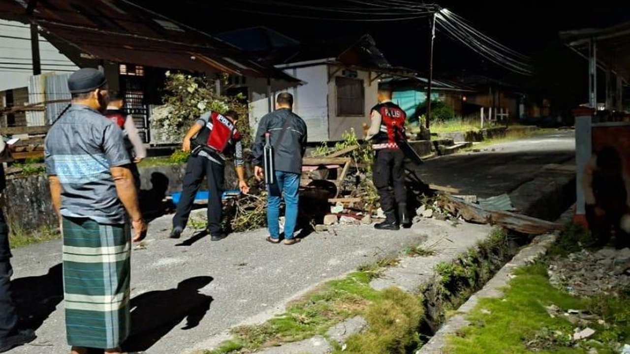 Polda Maluku berhasil membuka blokade jalan yang dilakukan OTK di Desa Liang, Maluku Tengah, memastikan arus lalu lintas kembali normal dan keamanan terjaga.