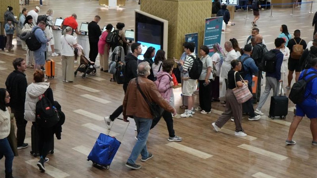 Bandara Ngurah Rai mencatat kenaikan penumpang signifikan selama periode Nataru 2025/2026, melampaui rata-rata harian normal dan capaian tahun sebelumnya, membuktikan Bali tetap menjadi destinasi favorit wisatawan.
