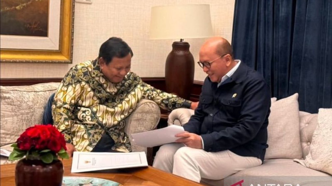 Presiden Prabowo Subianto menerima laporan dari Menteri Hilirisasi dan Investasi Rosan Perkasa Roeslani terkait progres pembangunan hunian pengungsi di Sumatera dan inisiatif Kampung Haji Indonesia di Mekkah, Arab Saudi.