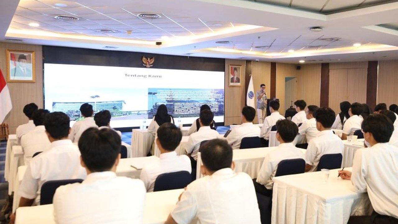Program Maganghub Kemnaker menarik 50 lulusan baru untuk seleksi di AirNav Indonesia, berfokus pada dukungan transformasi digital yang krusial bagi navigasi penerbangan.
