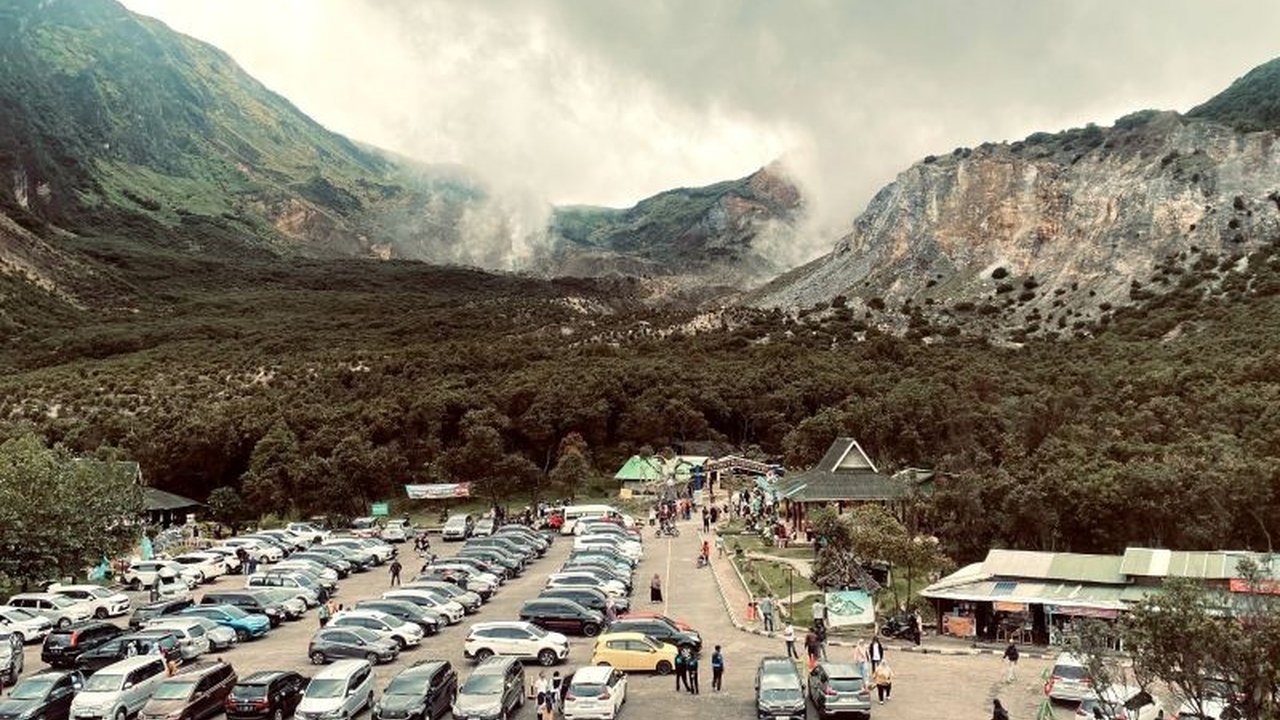 Ribuan wisatawan memadati objek Wisata Gunung Papandayan di Garut saat libur Natal dan akhir tahun, menikmati keindahan alam dan fasilitas lengkap yang tersedia.