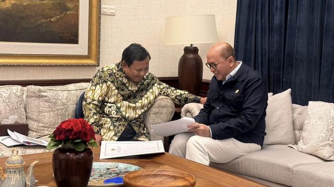 Presiden Prabowo Subianto menerima Menteri Investasi sekaligus CEO Danantara, Rosan Roeslani, di kediamannya di Kertanegara pada Sabtu malam (27/12/2025). (Liputan6.com/ Dok IG Sekretariat Ka