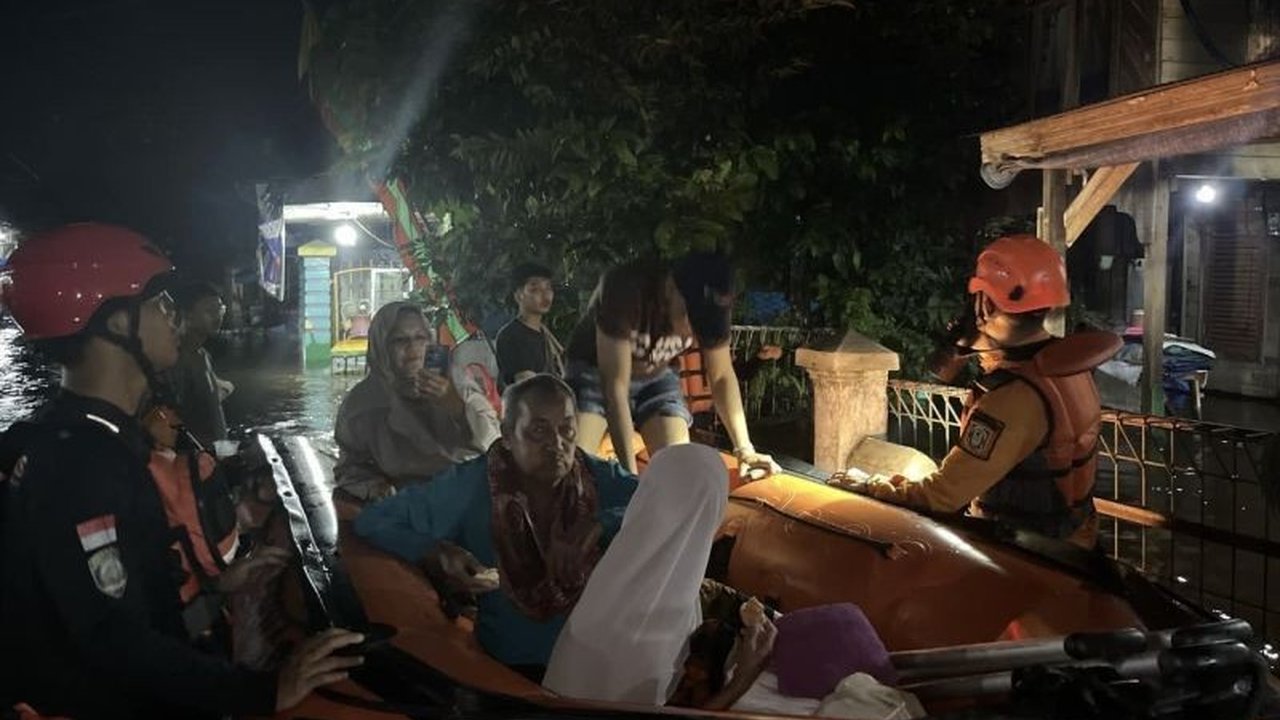Tim SAR gabungan sukses melakukan evakuasi banjir Martapura, menyelamatkan ibu dan balita yang terjebak di tiga desa terdampak di Kabupaten Banjar, Kalimantan Selatan. Simak detail operasinya!
