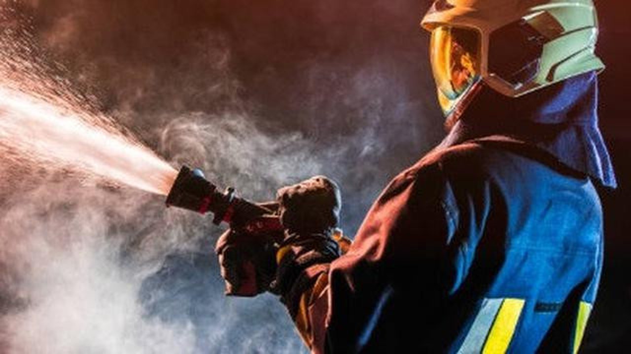 ilustrasi petugas pemadam kebakaran. (iStockphoto)