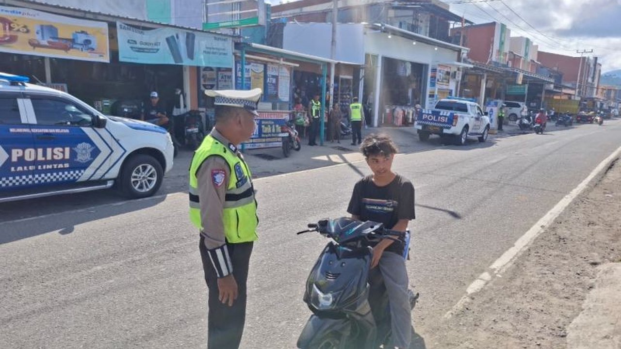 Polda Maluku Utara memastikan kelancaran lalu lintas dan keamanan di Sofifi melalui Operasi Lilin Kie Raha 2025 selama libur Natal dan Tahun Baru 2026.