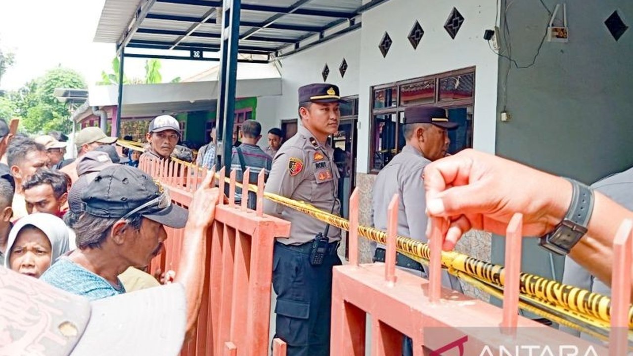Misteri menyelimuti Kasus Pembunuhan Situbondo, di mana satu keluarga ditemukan tak bernyawa di rumahnya. Kepolisian Besuki tengah mengusut tuntas motif dan pelaku di balik tragedi ini.