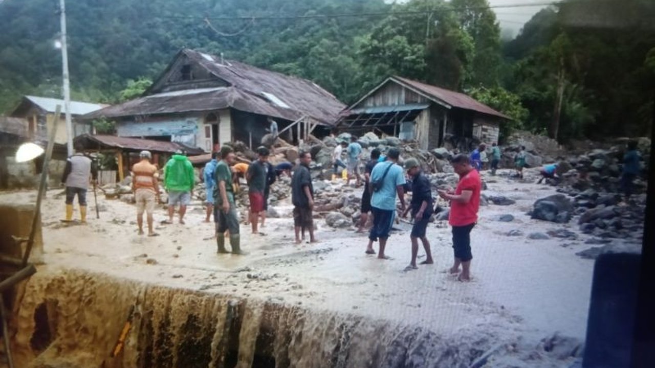 Jalan provinsi yang menghubungkan Lubuk Basung dan Bukittinggi lumpuh total akibat material banjir bandang. Ketahui dampak dan upaya penanganan Banjir Lubuk Basung-Bukittinggi.