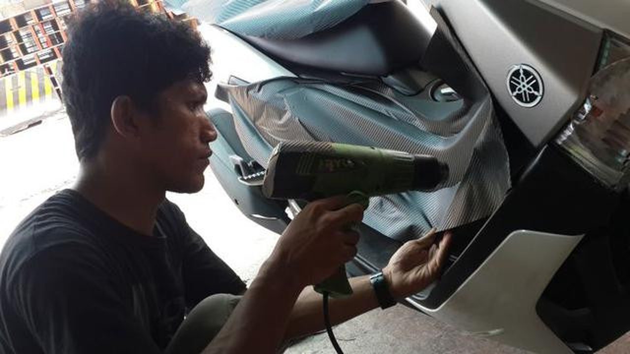 Bengkel yang menawarkan layanan pemasangan kaca film serta stiker mobil dan  motor mengalami penurunan pemasukan.