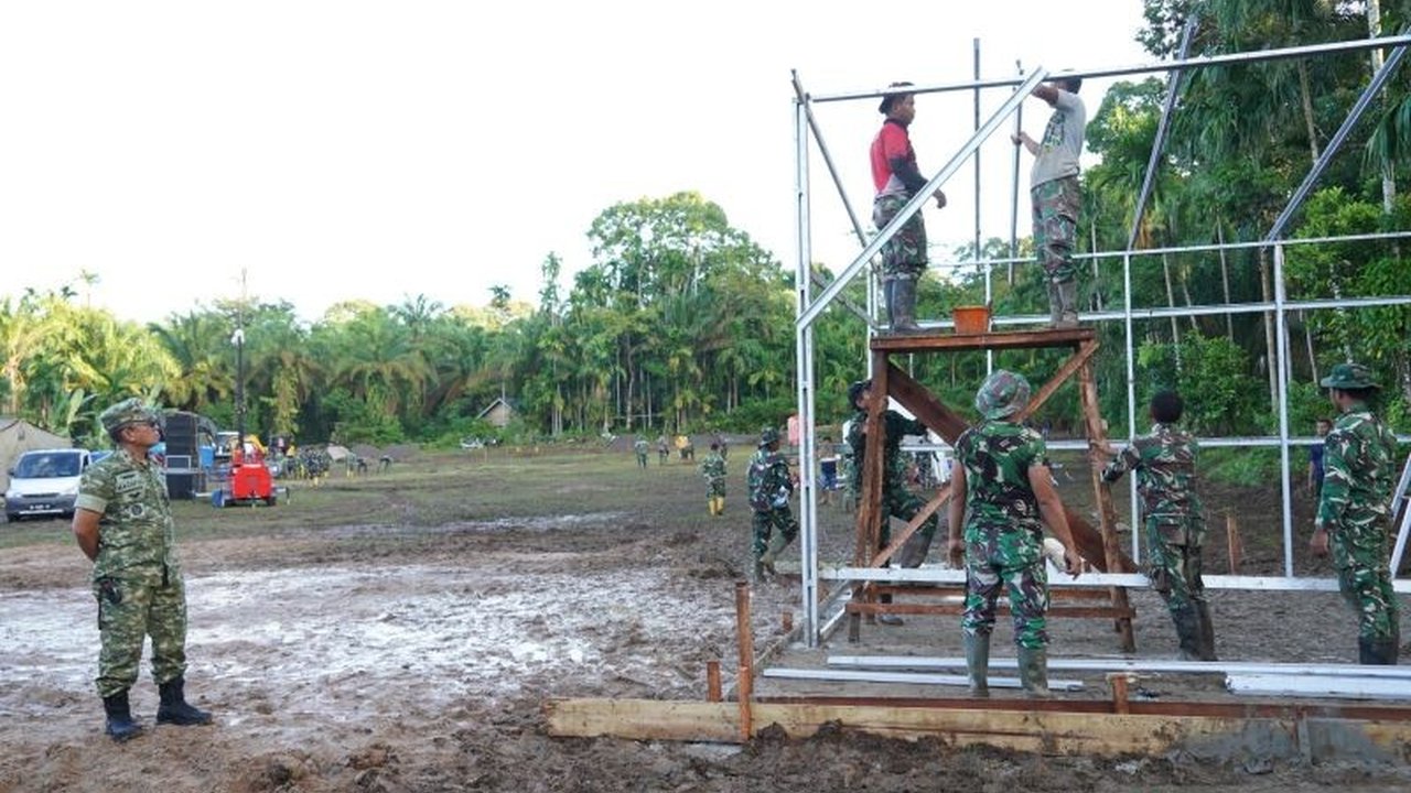 Korem 032/Wirabraja tegaskan bantuan TNI Pascabencana Sumbar terus disalurkan pasca berakhirnya masa tanggap darurat, fokus pada pembangunan infrastruktur dan hunian.
