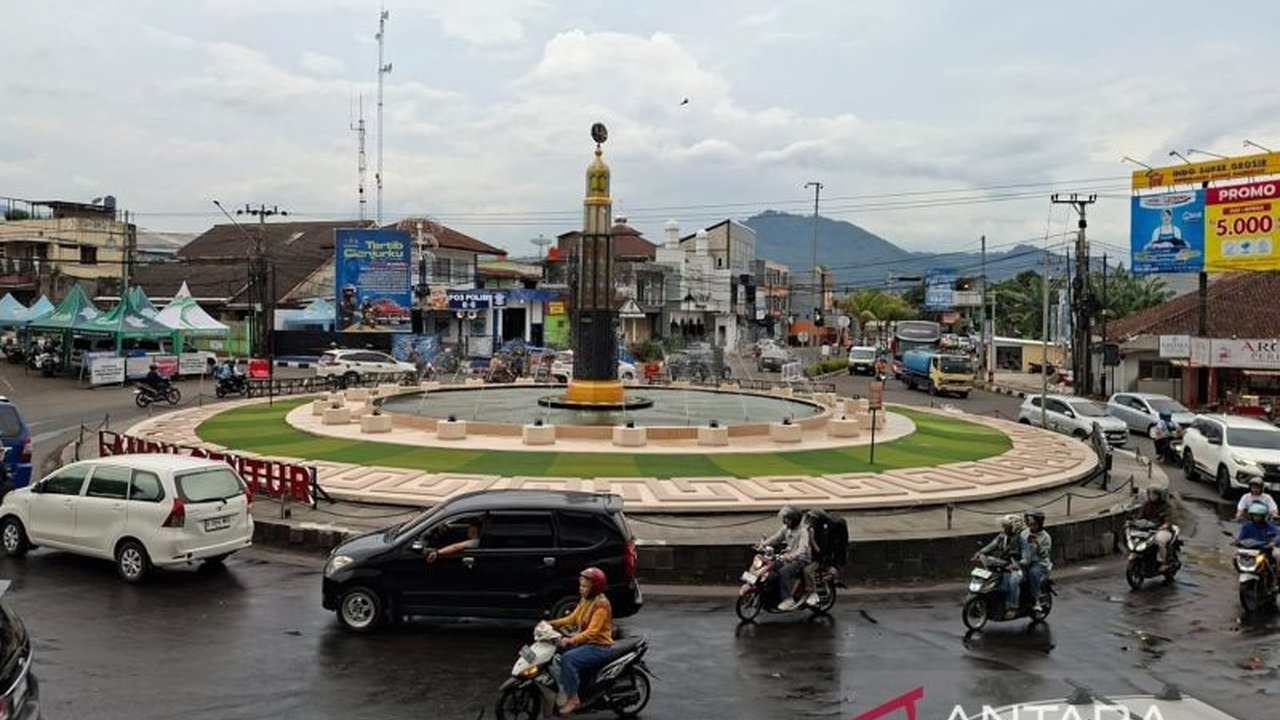 Satlantas Polres Cianjur tingkatkan kewaspadaan di jalur utama Puncak-Cianjur dengan penambahan Papan Peringatan Jalur Cianjur, antisipasi cuaca ekstrem dan lonjakan kendaraan.