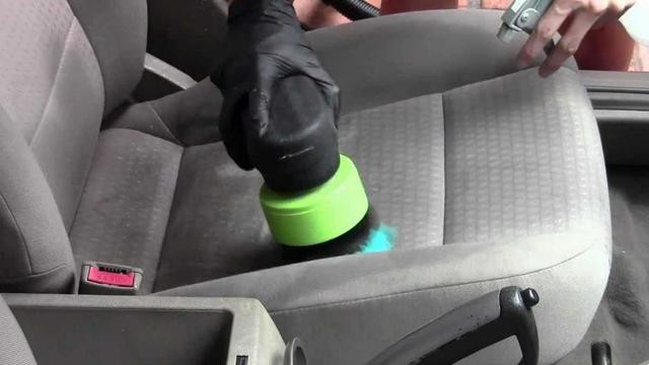 cara membersihkan jok mobil yang benar tergantung pada material apa yang digunakan untuk melapisi jok.