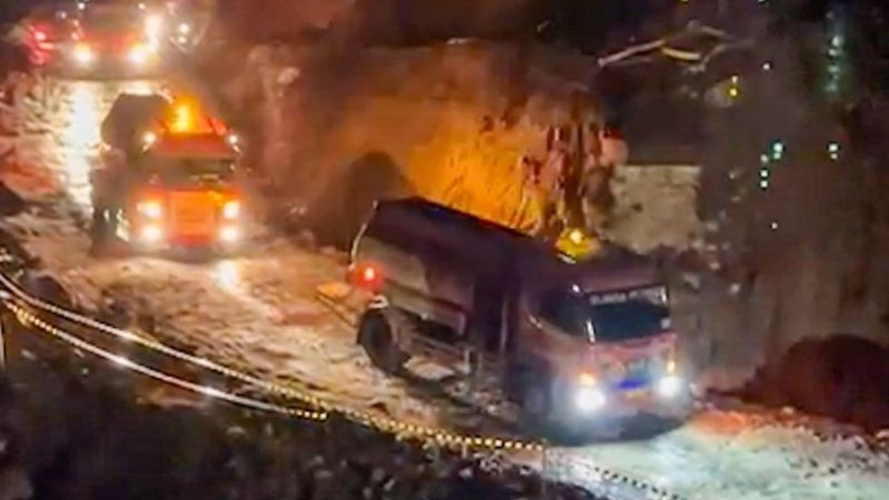 Pertamina Patra Niaga sukses memastikan kelancaran distribusi BBM di Bener Meriah pasca bencana, mengirimkan tujuh mobil tangki melalui jalur menantang untuk memenuhi kebutuhan energi masyarakat.