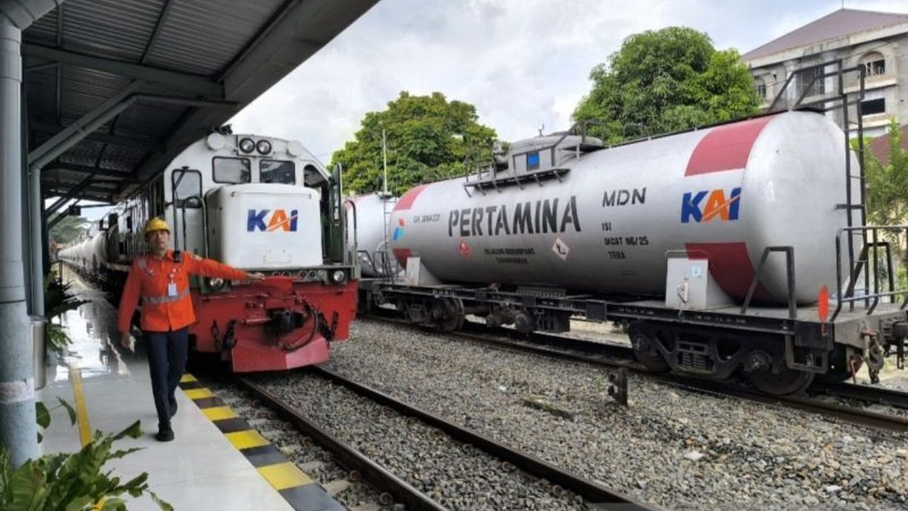 PT KAI Divre I Sumatera Utara meningkatkan volume Distribusi BBM KAI Tapanuli hingga 43 persen demi mempercepat pemulihan pascabanjir dan menjamin ketersediaan energi jelang libur tahun baru.