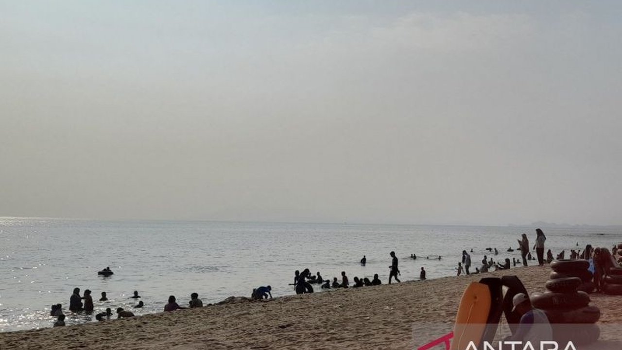 Dinas Pariwisata Banten memproyeksikan lonjakan signifikan Wisata Banten Libur Nataru 2025/2026 hingga 500 persen. Siapkan diri untuk pengalaman liburan tak terlupakan di destinasi pantai primadona!