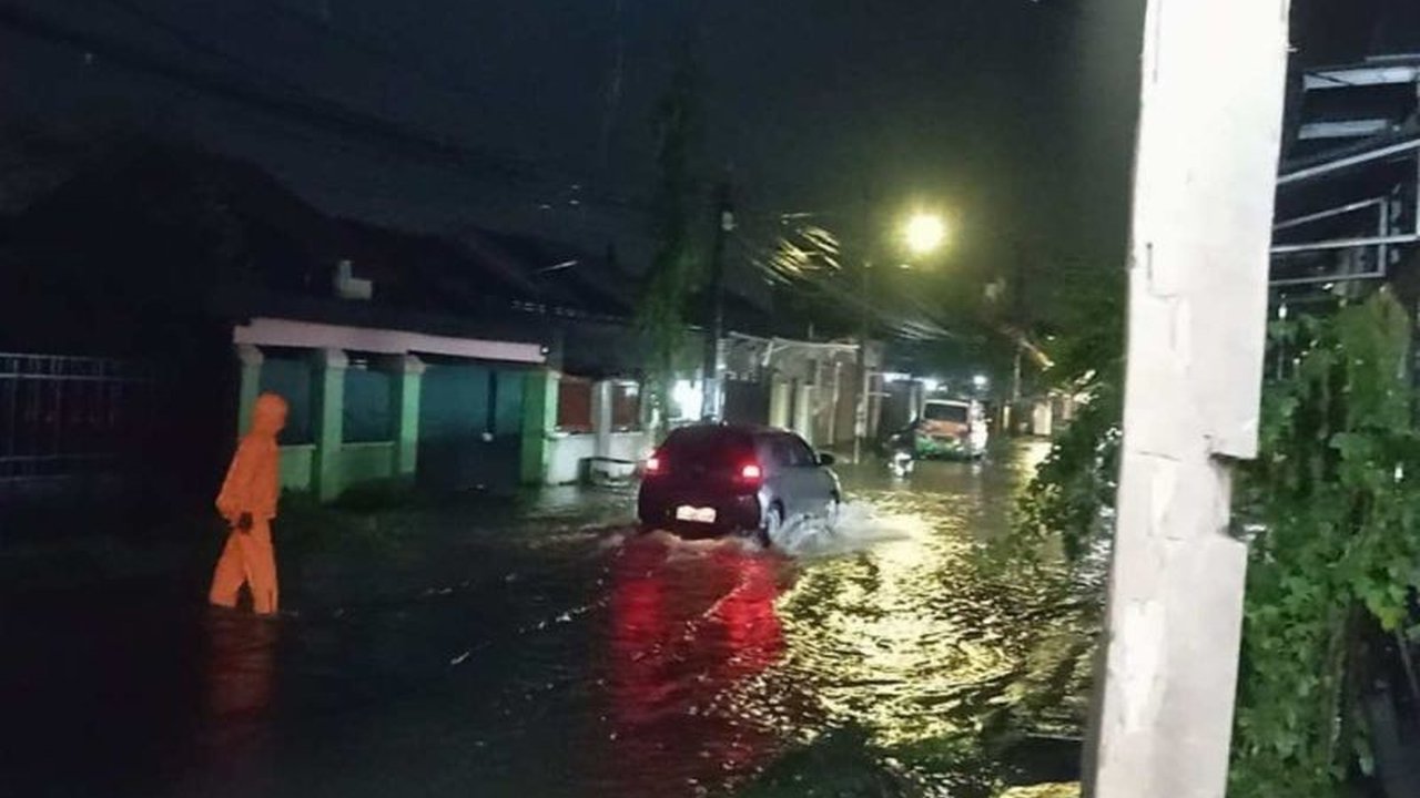 BPBD Makassar bersama OPD terkait sigap dalam Penanganan Cuaca Ekstrem Makassar yang menyebabkan angin puting beliung, genangan, dan pohon tumbang, memastikan laporan masyarakat tertangani cepat.