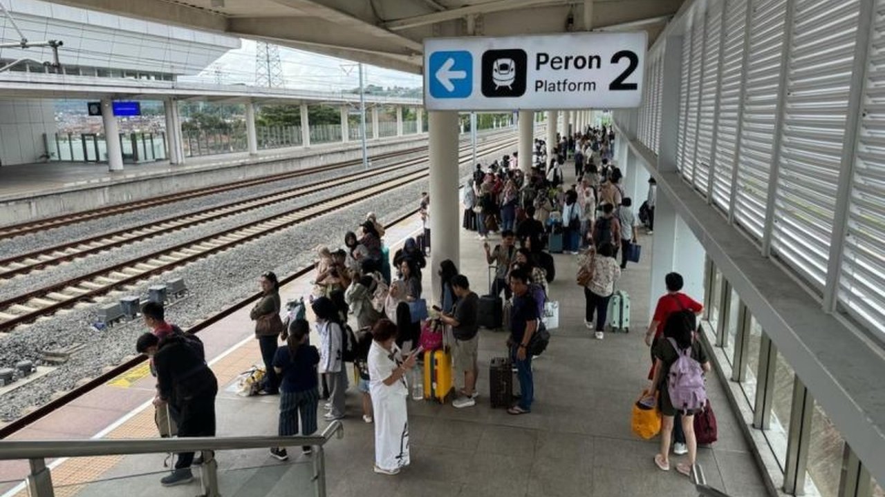 Kereta Cepat Whoosh menjadi primadona bagi ribuan wisatawan Malaysia yang berlibur Nataru 2025/2026, membuktikan perannya sebagai daya tarik wisata utama di Jawa Barat.