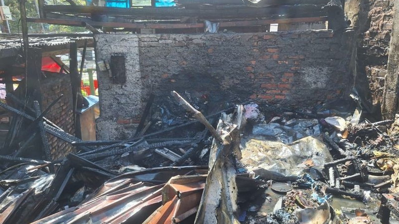 Sebuah insiden Kebakaran Rumah Jakut di Pademangan Barat pada Minggu siang diduga dipicu korsleting listrik, menyebabkan kerugian materiil hingga puluhan juta rupiah dan menyisakan pertanyaan tentang pentingnya kewaspadaan.