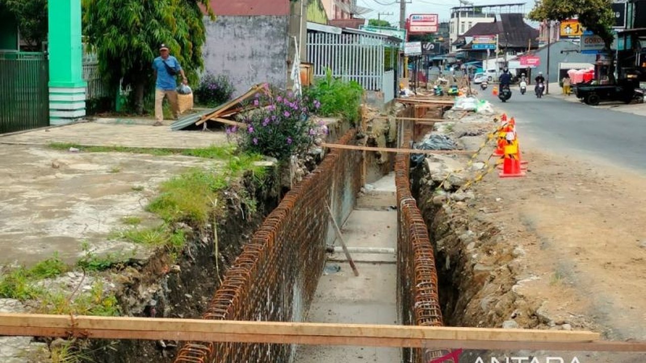 Proyek Pembangunan Drainase Rejang Lebong senilai Rp3,7 miliar di tiga lokasi krusial dipastikan rampung akhir tahun, mengatasi masalah banjir dan genangan air. Simak detailnya!