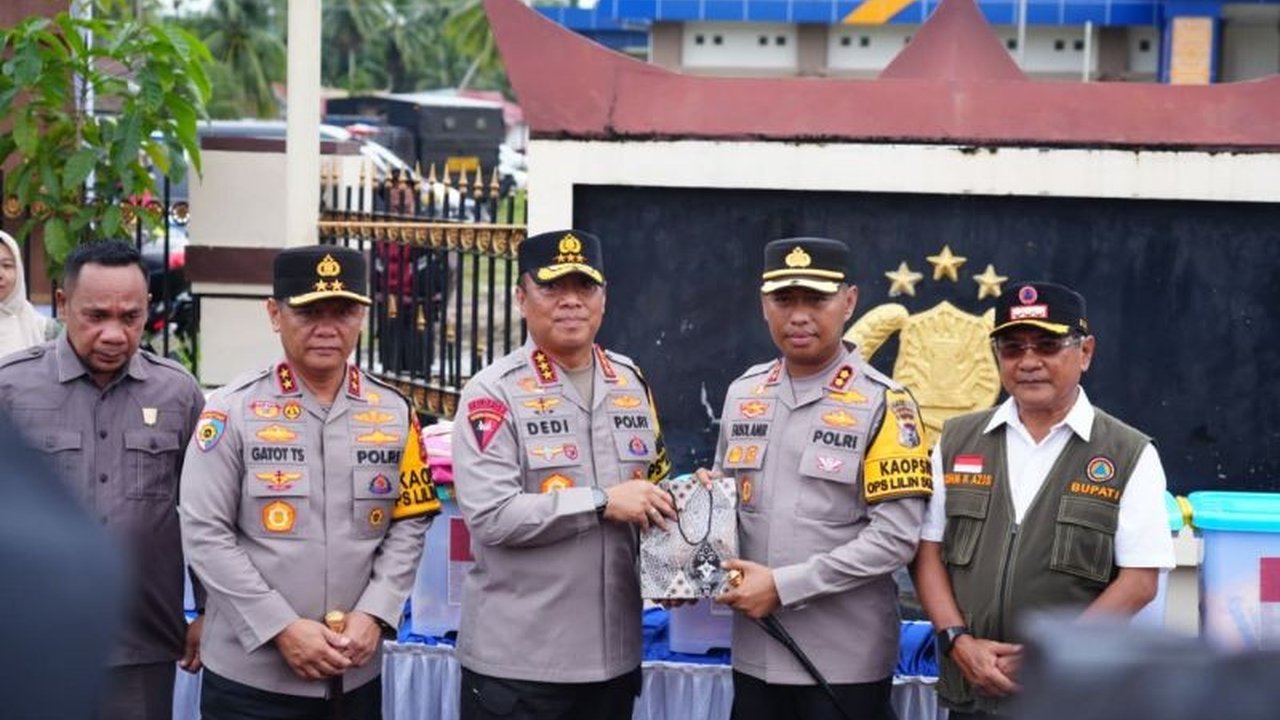 Wakil Kepala Kepolisian Negara Republik Indonesia (Wakapolri) Komjen Dedi Prasetyo meninjau langsung dan memastikan percepatan Pemulihan Infrastruktur Pascabanjir di wilayah utara Sumatera, serta menyalurkan bantuan kemanusiaan. Simak selengkapnya upaya P