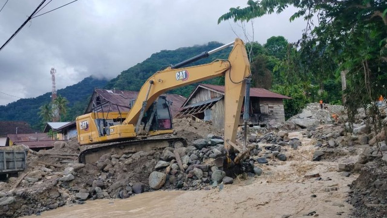 Upaya Pembersihan Material Longsor di jalan provinsi Lubuk Basung-Bukittinggi terus dilakukan dengan mengerahkan empat alat berat untuk mengatasi tumpukan batu dan pasir yang menghambat akses dan berpotensi banjir bandang.