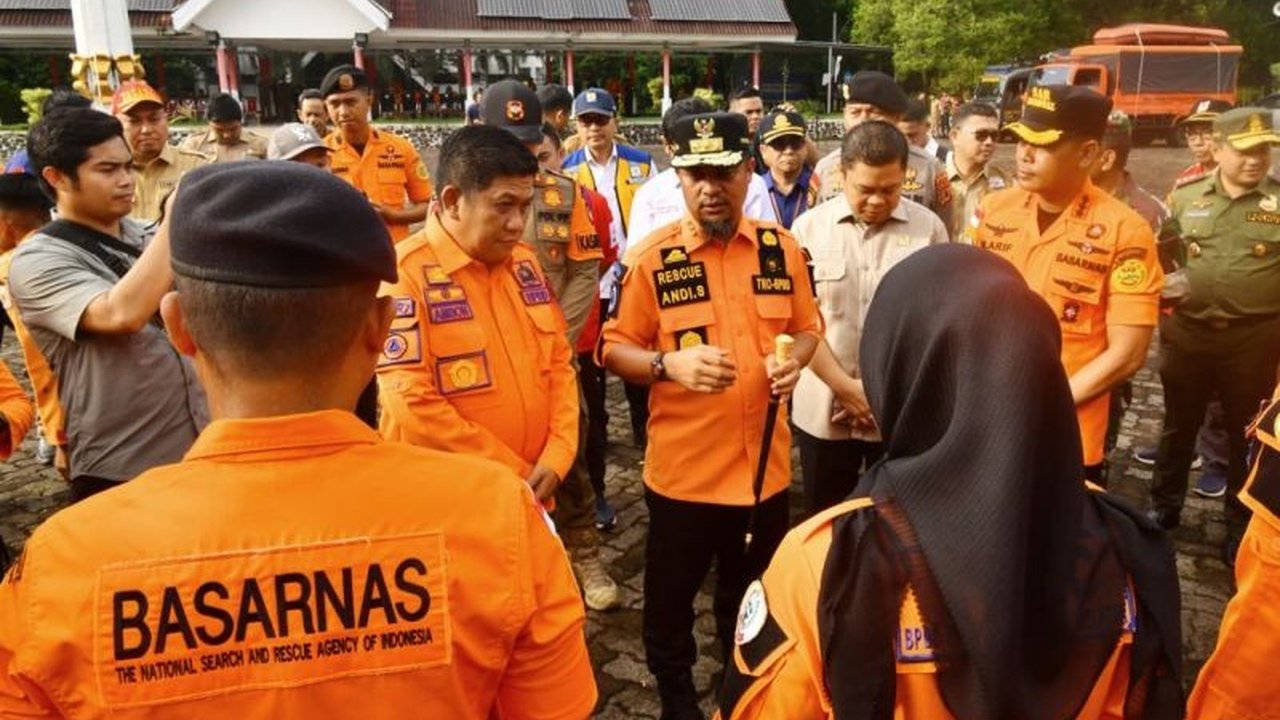 BPBD Sulawesi Selatan mengingatkan masyarakat untuk waspada terhadap potensi Cuaca Ekstrem Sulsel yang diprediksi BMKG, termasuk hujan lebat, angin kencang, dan gelombang tinggi, menyusul insiden kapal tenggelam.