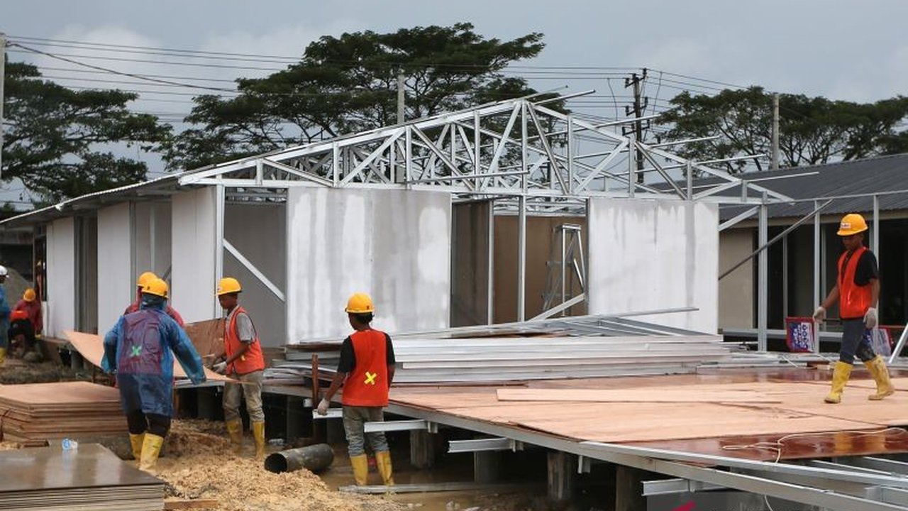 BNPB mempercepat pembangunan hunian sementara (huntara) di Kabupaten Agam, Sumatra Barat, dengan menambah personel dan membagi shift kerja, demi memenuhi kebutuhan pengungsi korban banjir bandang.