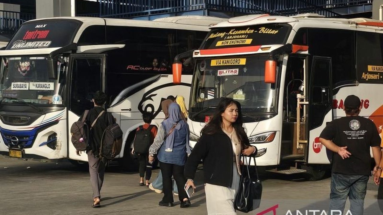 Terminal Arjosari Malang diprediksi akan mengalami lonjakan penumpang signifikan hingga 8.000 orang menjelang Tahun Baru 2026, didorong oleh daya tarik wisata Malang Raya dan libur panjang.