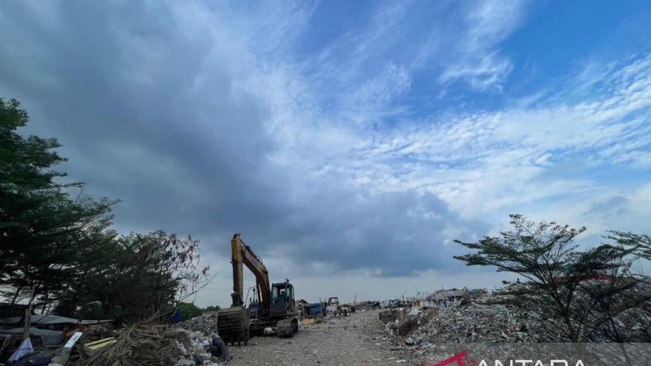 Pemerintah Kota Cirebon berkomitmen membenahi pengelolaan sampah secara bertahap hingga 2026, menargetkan peningkatan kebersihan kota dan meraih Adipura sesuai arahan Kementerian Lingkungan Hidup.