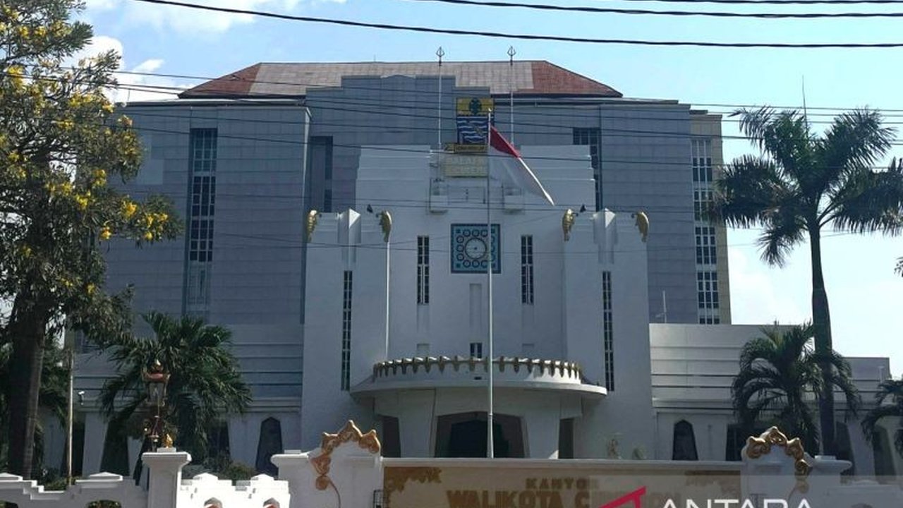 Pemerintah Kota Cirebon mengeluarkan imbauan kepada warga untuk tidak merayakan malam pergantian Tahun Baru Cirebon 2026 dengan pesta kembang api sebagai bentuk empati terhadap korban bencana, mendorong perayaan yang lebih bermakna.