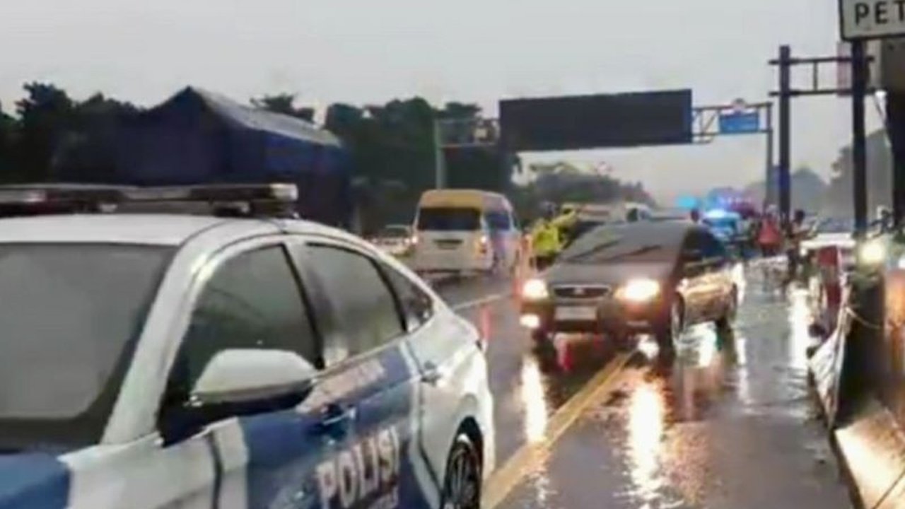Petugas memperpanjang penerapan contraflow Tol Jakarta-Cikampek hingga KM 70 arah Jakarta untuk mengurai kepadatan lalu lintas arus balik libur Natal pada Minggu sore.