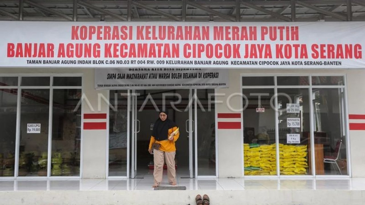Sekretaris Kemenkop Ahmad Zabadi menegaskan peran krusial Kopdes Merah Putih dalam menyerap produk lokal dan memastikan ketersediaan barang subsidi, mendorong penguatan ekonomi rakyat secara menyeluruh.