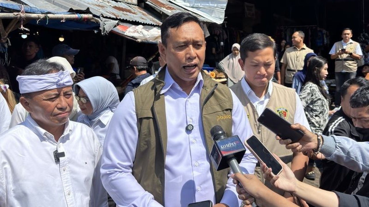 Perum Bulog menjamin ketersediaan Stok Beras Bulog Sumatra tetap aman dan melimpah, siap penuhi kebutuhan masyarakat di wilayah terdampak bencana alam. Bagaimana strategi distribusinya?