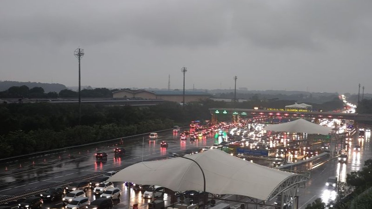 PT Jasamarga Transjawa Tol melakukan optimalisasi gardu tol Cikampek Utama dengan 22 gerbang aktif untuk kelancaran arus balik Natal 2025. Bagaimana strategi ini atasi kepadatan?