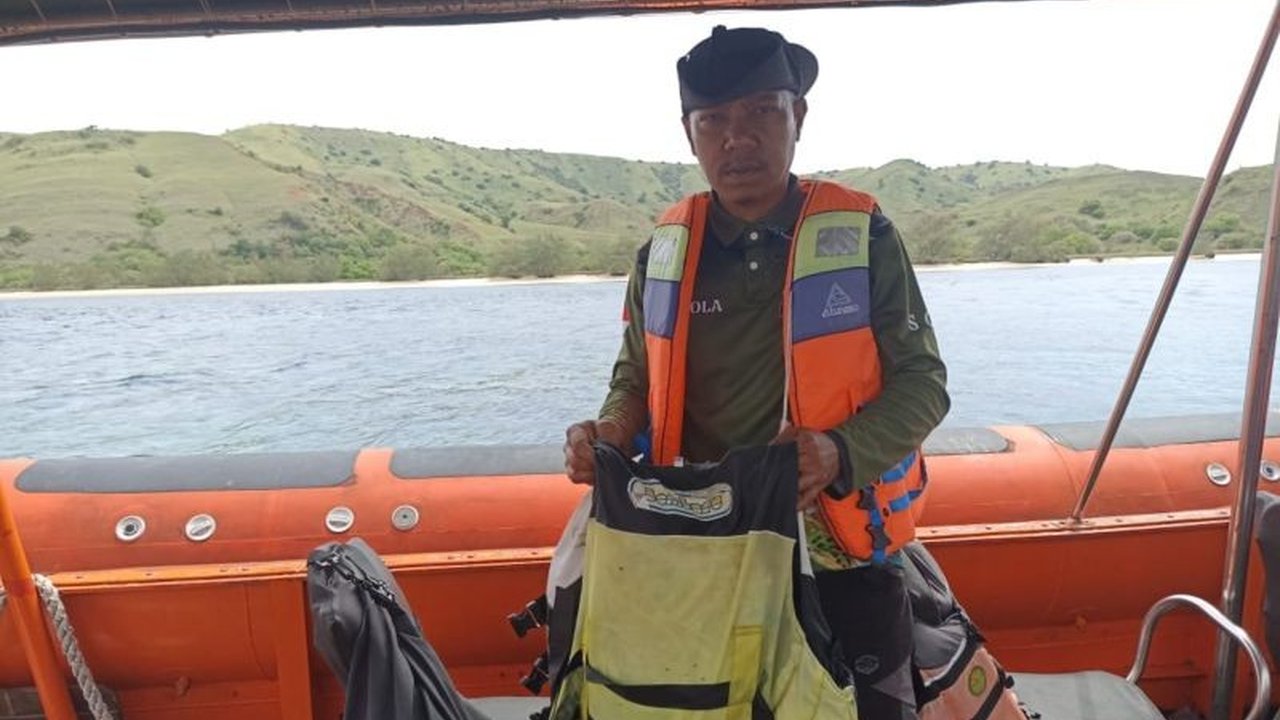 Tim SAR gabungan terus memperluas area pencarian empat WNA asal Spanyol yang hilang akibat kecelakaan kapal di Labuan Bajo. Simak perkembangan terbaru operasi Pencarian WNA Hilang Labuan Bajo ini.
