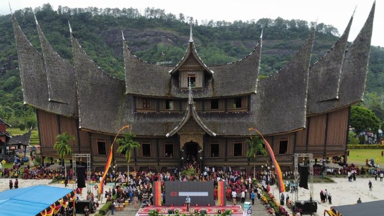 Kementerian Pariwisata (Kemenpar) resmi menunda Festival Minangkabau di Tanah Datar akibat dampak bencana di Sumatera Barat. Kapan acara unggulan KEN 2025 ini akan digelar kembali?