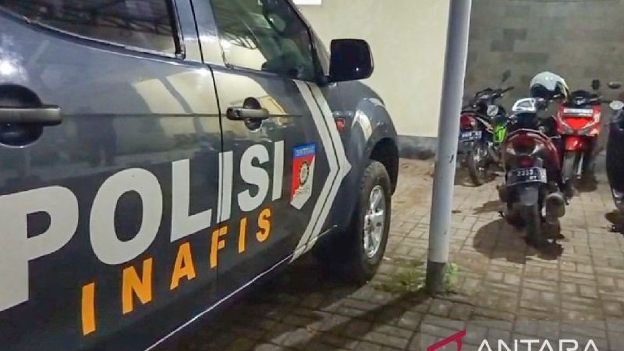 Penyelidikan kasus dugaan pembunuhan satu keluarga di Situbondo terus bergulir, polisi amankan lima handphone dan sebilah pisau sebagai barang bukti untuk mengungkap motif di balik kematian tragis ini.