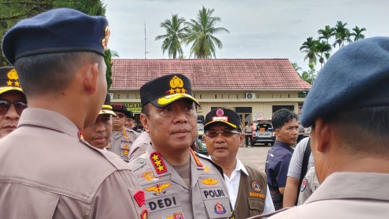Polri Percepat Penanganan Bencana Sumbar melalui penambahan lima unit alat berat, menjadikan total sebelas unit, untuk mempercepat pemulihan infrastruktur dan akses logistik di berbagai lokasi terdampak.