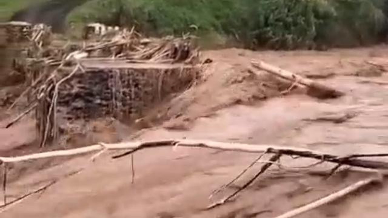 Akses menuju Kampung Karikil, Desa Bojongsari, Kecamatan Nyalindung, Kabupaten Sukabumi, terputus total setelah jembatan penghubung utama hanyut akibat banjir bandang. (Liputan6.com/Fira Syah