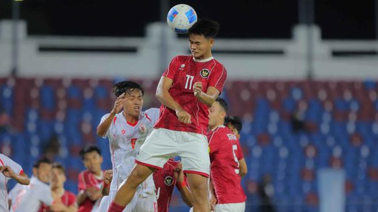 Hokky Caraka Bintang (Timnas Indonesia U-22 - tengah) berebut bola atas dengan beberapa pemain Myanmar pada pertandingan Grup C SEA Games 2025 di The 700th Anniversary of Chiang Mai Stadium,