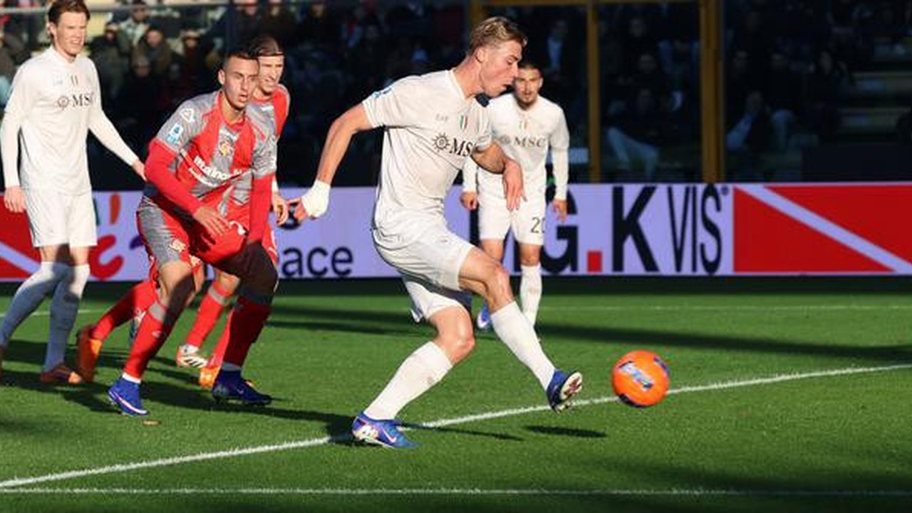 Pada laga ini, eks striker Manchester United itu membukukan brace alias dua gol dan membuat Napoli menang 2-0 plus menutup tahun 2025 dengan hasil yang memuaskan. (Alberto Mariani/LaPresse vi