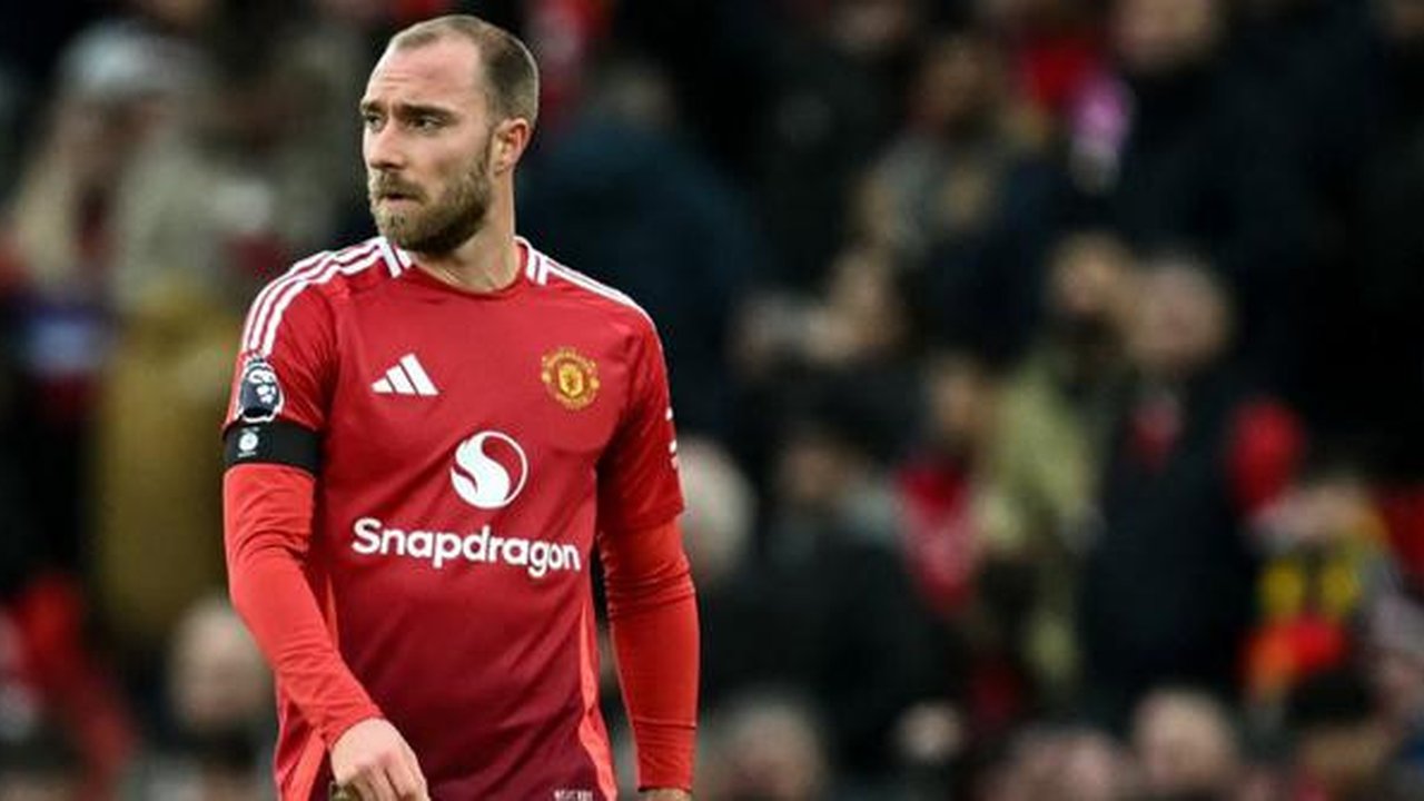 Gelandang Manchester United asal Denmark bernomor punggung 14, Christian Eriksen, bereaksi di akhir pertandingan Liga Primer Inggris antara Manchester United dan Crystal Palace di Old Traf