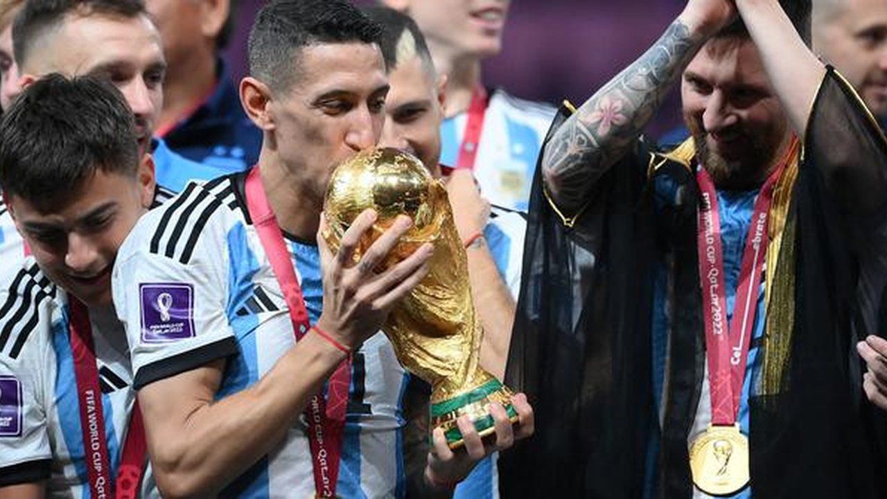 Gelandang Timnas Argentina, Angel Di Maria mencium trofi Piala Dunia dalam perayaan kemenangan usai mengalahkan Prancis pada partai final Piala Dunia 2022 di Lusail Stadium, Doha (18/12/20