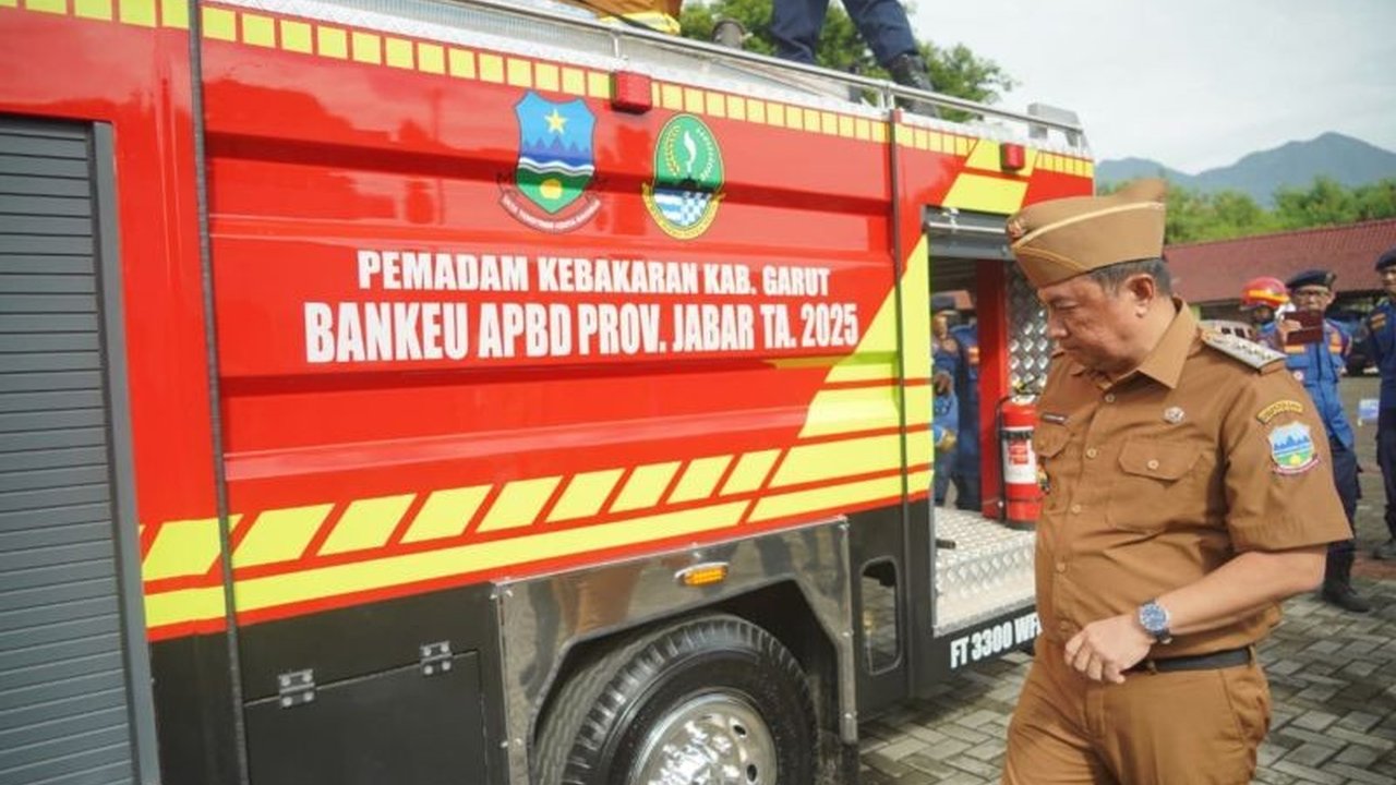 Pemerintah Provinsi Jawa Barat menambah satu unit mobil damkar Garut senilai Rp1,8 miliar, memperkuat kesiapsiagaan daerah dalam menghadapi bencana kebakaran dan meningkatkan respons cepat kepada masyarakat.