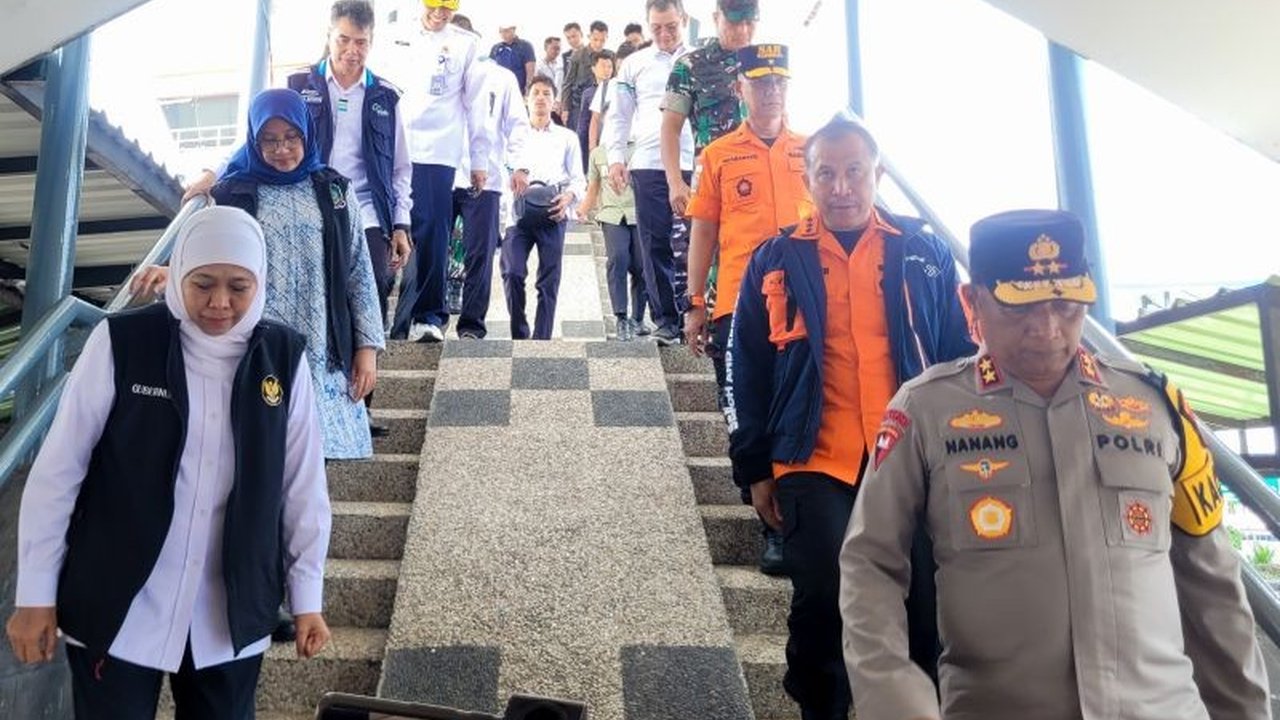 Polda Jatim siagakan personel gabungan dari berbagai instansi untuk antisipasi cuaca ekstrem selama periode Nataru 2025/2026, memastikan keamanan dan kenyamanan masyarakat di Jawa Timur.